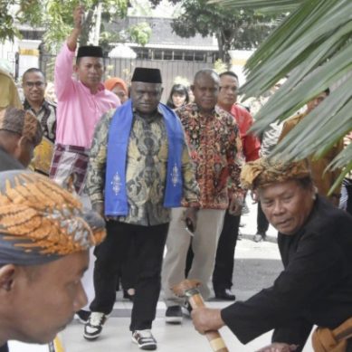 Kunjungi Gorontalo, Menteri HAM Natalius Pigai Disambut Prosesi Adat Mopotilolo