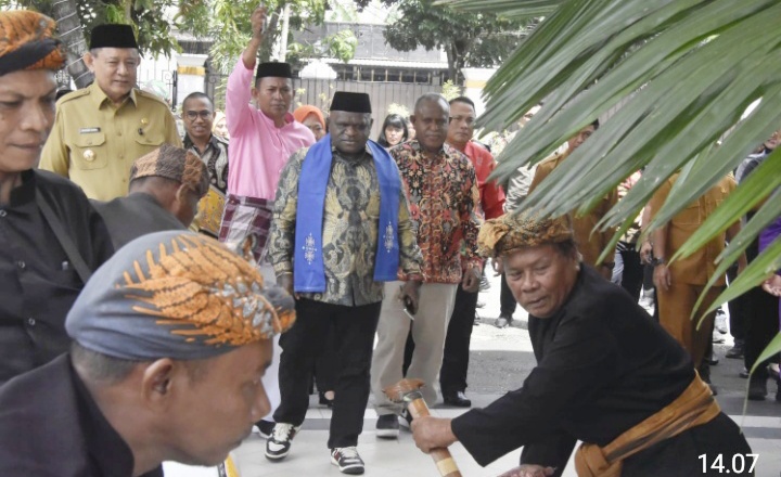Kunjungi Gorontalo, Menteri HAM Natalius Pigai Disambut Prosesi Adat Mopotilolo