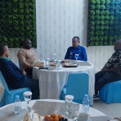 MenHAM Natalius Pigai Disuguhi Nasi Kuning Khas Bumi Serambi Madinah Sebelum Lepas Landas