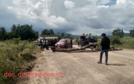 Tuntut Pembayaran Plasma, Akses Jalan Perusahaan IGL, BTL Di Tutup warga.