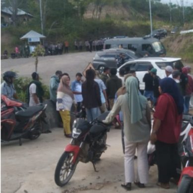 Tidak Bertemu Pimpinan, Demo Tuntut Plasma Berakhir Ricuh,  Pos Jaga Perusahaan Di rusak Warga