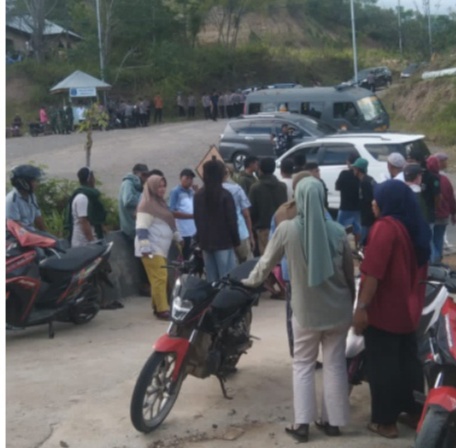 Tidak Bertemu Pimpinan, Demo Tuntut Plasma Berakhir Ricuh,  Pos Jaga Perusahaan Di rusak Warga
