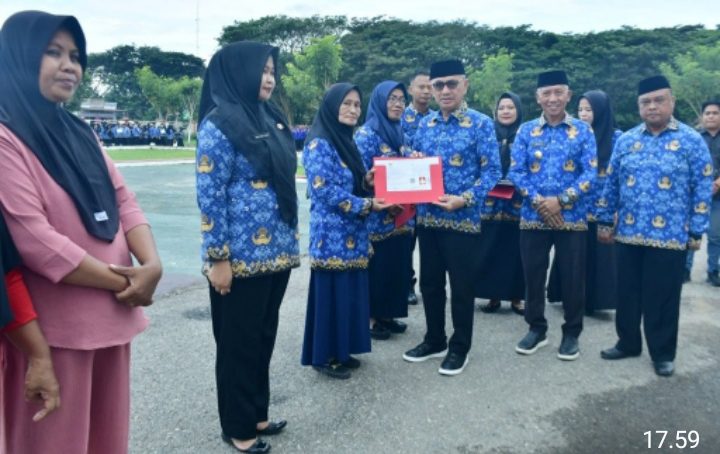 Bupati Pohuwato Serahkan SK Pensiun, pada Apel Korpri