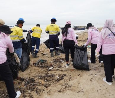 Aksi Nyata Peduli Alam, PGP Dan DLH Kolaboratif Bersih Pantai Kampung Nelayan