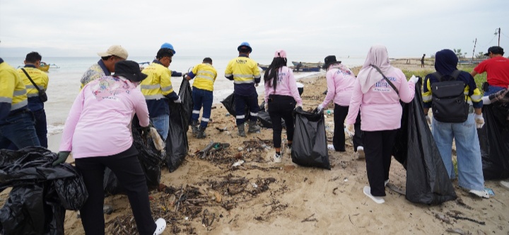Aksi Nyata Peduli Alam, PGP Dan DLH Kolaboratif Bersih Pantai Kampung Nelayan