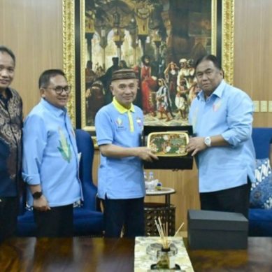 Bupati dan Wabup Pohuwato Terima Radio Edisi Khusus Berlapis Emas dari RG