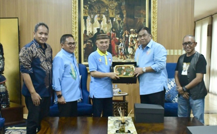 Bupati dan Wabup Pohuwato Terima Radio Edisi Khusus Berlapis Emas dari RG
