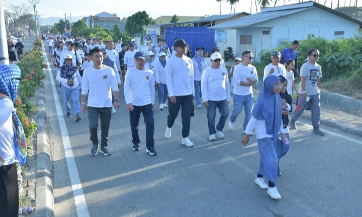Bupati  dan Wabup  Meriahkan Jalan Sehat Hari Bhayangkara ke-80