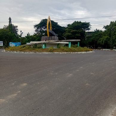 Optimalkan Penerangan Bundaran Blok Plan, Bupati Saipul Mbuinga Dan Wakil Bupati Iwan Adam Gunakan Dana Pribadi
