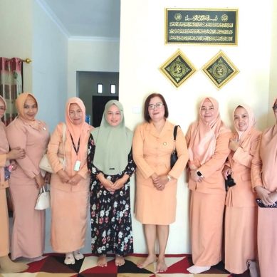 Sentuhan Kasih DWP KemenHAM Sulawesi Tengah, Jenguk Anggota Pasca Operasi demi Rawat Kebersamaan