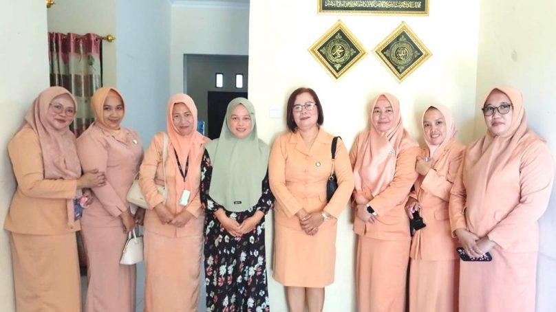 Sentuhan Kasih DWP KemenHAM Sulawesi Tengah, Jenguk Anggota Pasca Operasi demi Rawat Kebersamaan