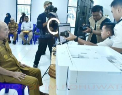 Bupati Saipul Mbuinga Pemohon Paspor Perdana pada Soft Opening Kantor Imigrasi Pohuwato