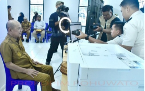 Bupati Saipul Mbuinga Pemohon Paspor Perdana pada Soft Opening Kantor Imigrasi Pohuwato