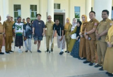Ikuti Program Pemasangan Kaki Palsu, Wabup Pohuwato Iwan Adam Lepas Lima Penyandang Disabilitas