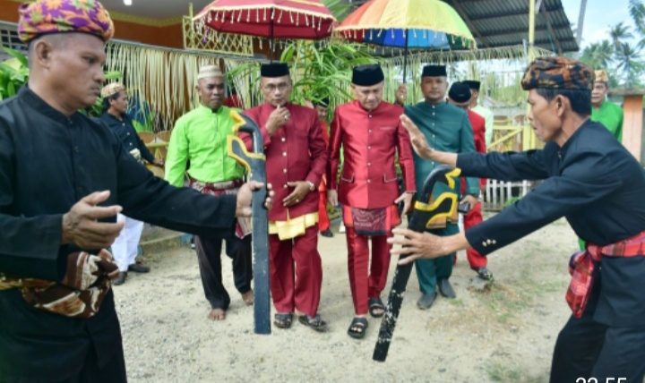 Prosesi Adat Mopotolungo Warnai Purna Tugas Camat Patilanggio Bani Imran Kaluku