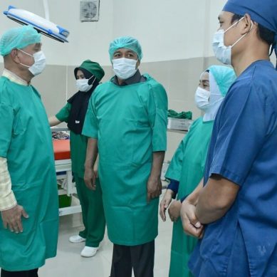 Pastikan Pelayanan Bedah Berjalan Lancar, Bupati Pohuwato Tinjau Operasi Perdana di RSUD Lemito