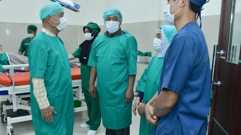 Pastikan Pelayanan Bedah Berjalan Lancar, Bupati Pohuwato Tinjau Operasi Perdana di RSUD Lemito