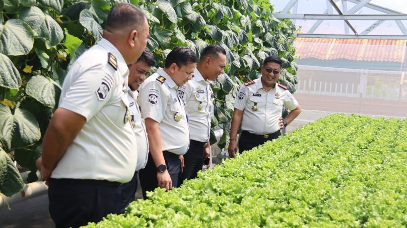 Dorong Penguatan Pembinaan Kemandirian Warga Binaan, Kabag TUM Kanwil Ditjenpas Gorontalo Tinjau Kebun Hidroponik Orilago,