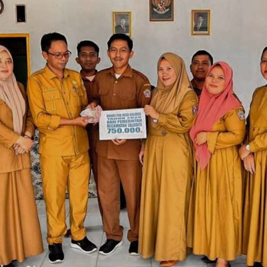 Camat Taluditi Beri Bonus Desa Kalimas yang Lunas PBB 100 Persen
