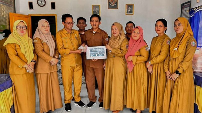 Camat Taluditi Beri Bonus Desa Kalimas yang Lunas PBB 100 Persen