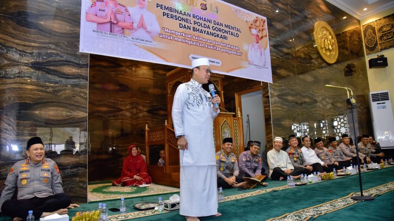 Binrohtal Bersama Ustaz Das’ad Latif, Kapolda Gorontalo Tekankan Pentingnya Mental dan Moral Personel