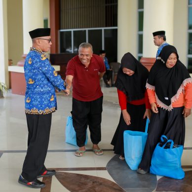 KORPRI Pohuwato Salurkan 60 Paket Sembako bagi Petugas Kebersihan