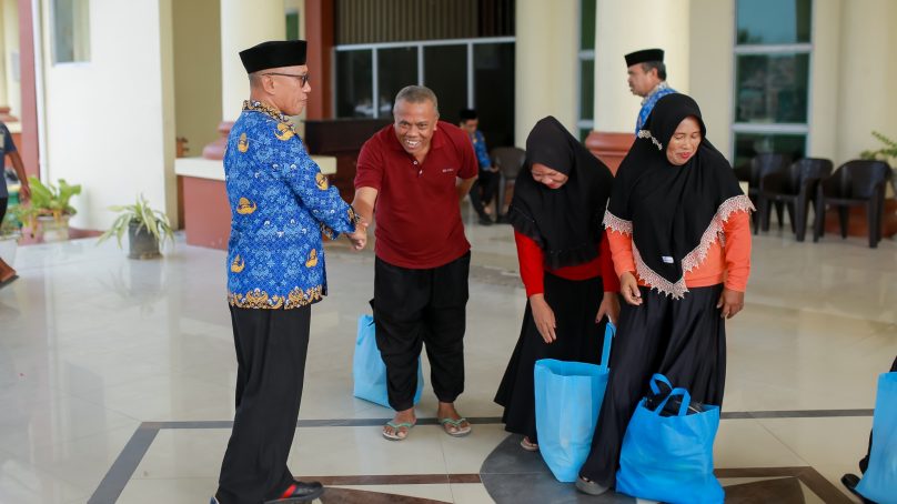 KORPRI Pohuwato Salurkan 60 Paket Sembako bagi Petugas Kebersihan