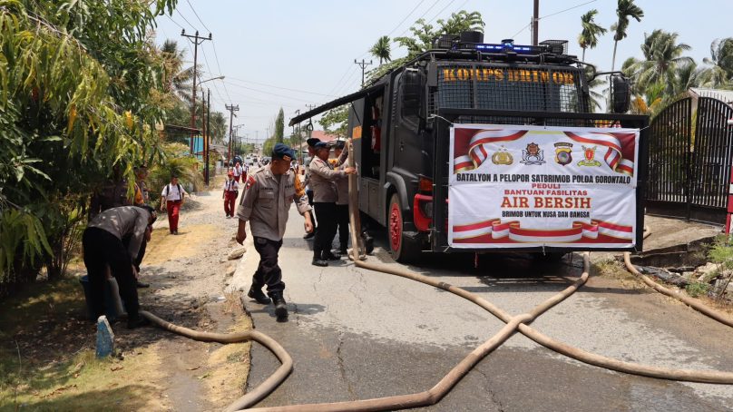 Brimob Hadir Saat Sumur Mengering, 10 Ribu Liter Air Bersih Mengalir untuk Warga Isimu Utara dan.Isimu Raya