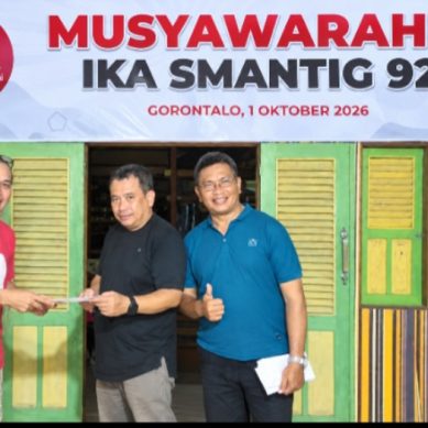 Langkah Pertama Menuju Musyawarah, Hariyanto Hiola Jemput Formulir Bakal Calon Ketua IKA SMANTIG ’92