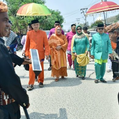 Prosesi Adat Mopotolungo Tandai Berakhirnya Masa Tugas Camat Buntulia