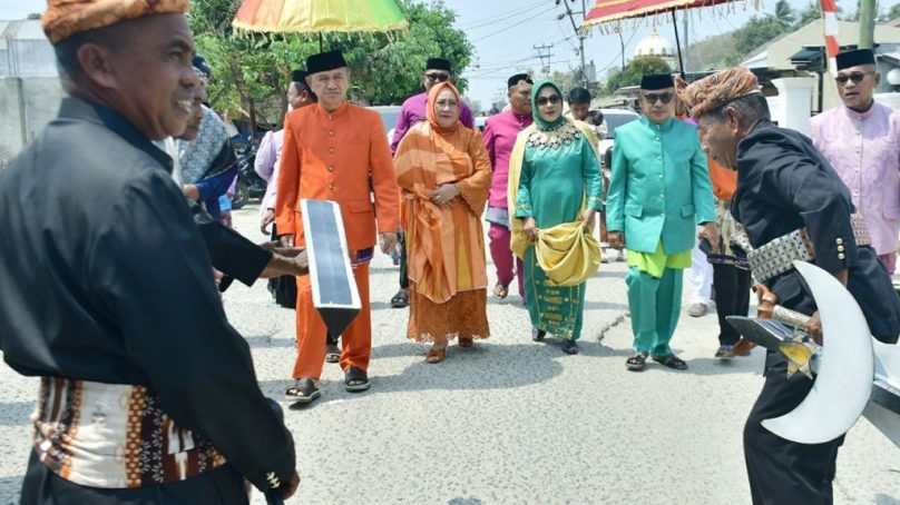 Prosesi Adat Mopotolungo Tandai Berakhirnya Masa Tugas Camat Buntulia