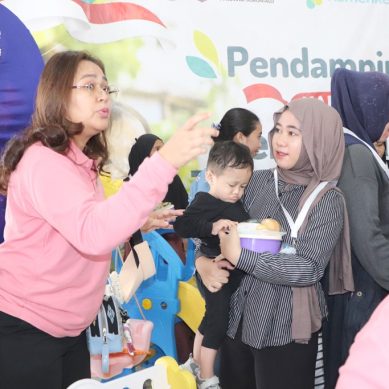 Istri WamenHAM RI Turut Langsung Salurkan PMT Lokal, Ajak Warga Gorontalo Optimalkan Gizi Anak