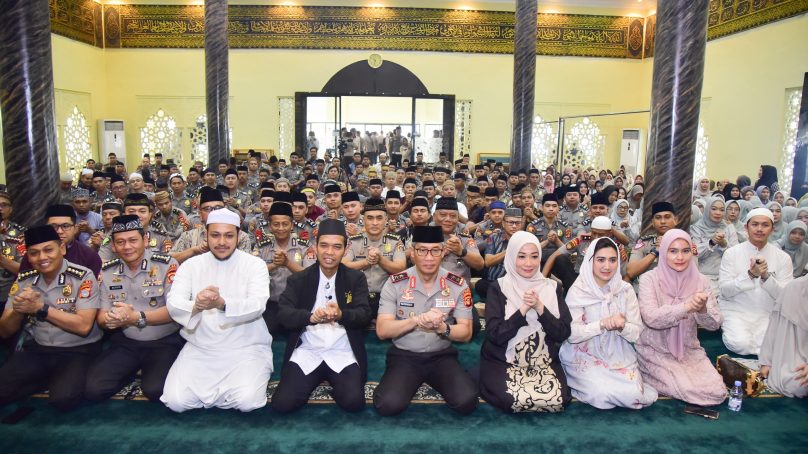 Personel Polda Gorontalo Ikuti Tausiah Ustaz Abdul Somad di Masjid Adzikro