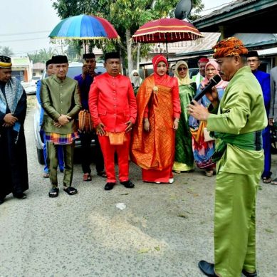 Prosesi Adat Moloopu, Iswan Gau Resmi Diterima sebagai Camat Buntulia