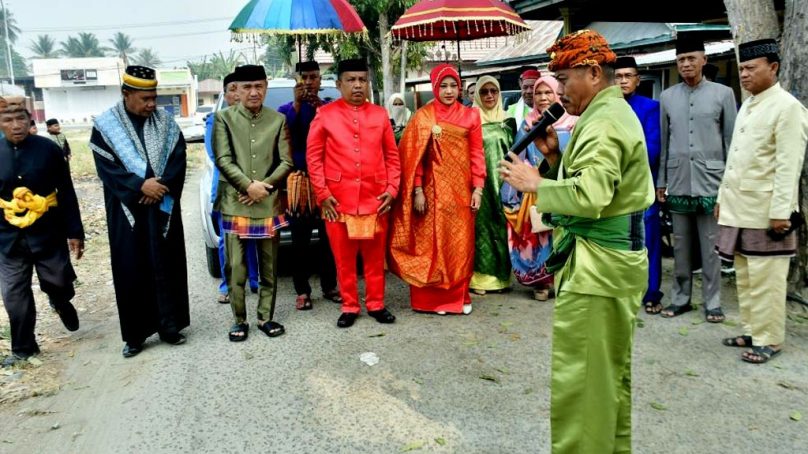 Prosesi Adat Moloopu, Iswan Gau Resmi Diterima sebagai Camat Buntulia