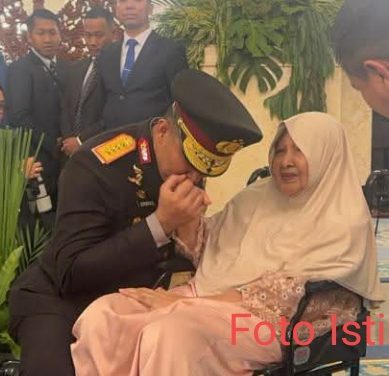 Jenderal Suyudi Ario Seto Bersimpuh dan Cium Ibunda Usai Dilantik Jadi Kapolri di Istana