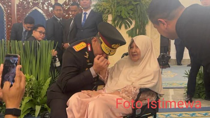 Jenderal Suyudi Ario Seto Bersimpuh dan Cium Ibunda Usai Dilantik Jadi Kapolri di Istana